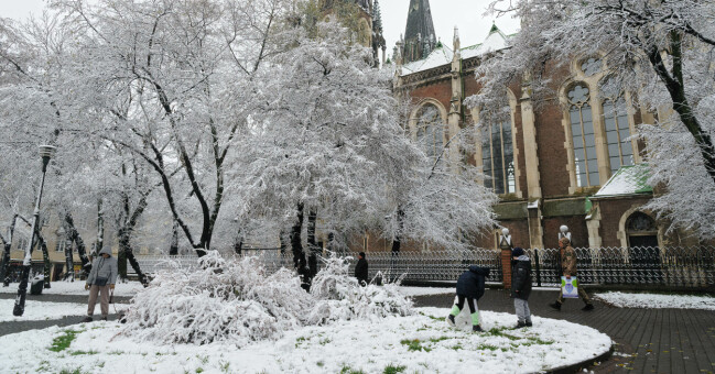 Snön har kommit till Ukraina. Här är staden Lviv i västra delarna av landet.