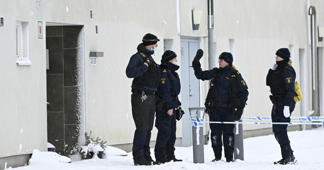 Polisens bombgrupp var på plats för att titta på resterna från detonationen i trapphuset.