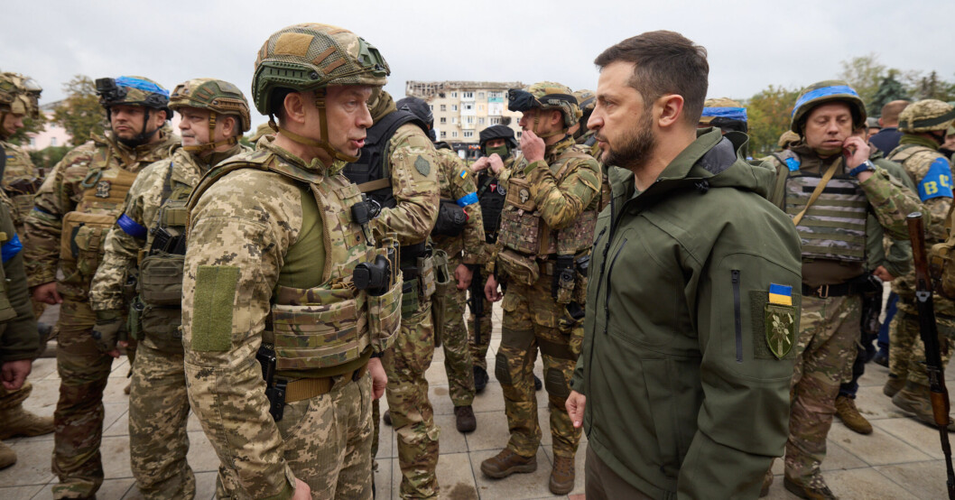 Volodymyr Zelensky under besöket i Izium. Senare på kvällen krockade han med en personbil.