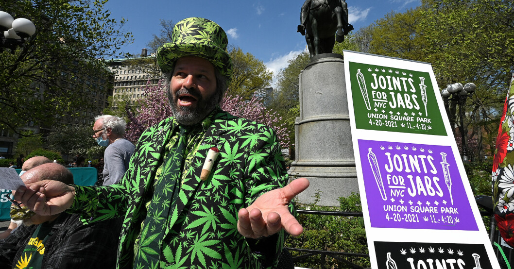 Marijuana-aktivisten Todd Hinden hjälpte till att registrera folk under eventet ”Joints for Jabs”. Todd Hinden