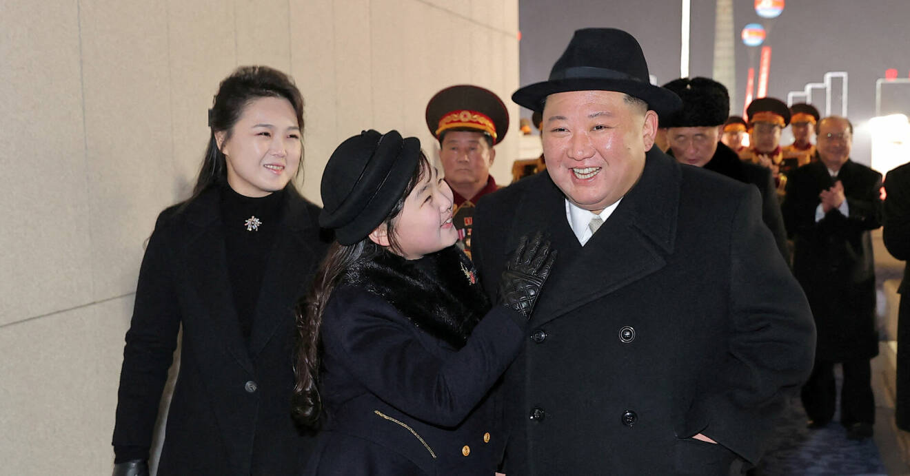 Nordkoreas högste ledare Kim Jong-Un tillsammans med frun Ri Sol-Ju (t.v.) och dottern Kim Ju-Ae (håller om honom).
