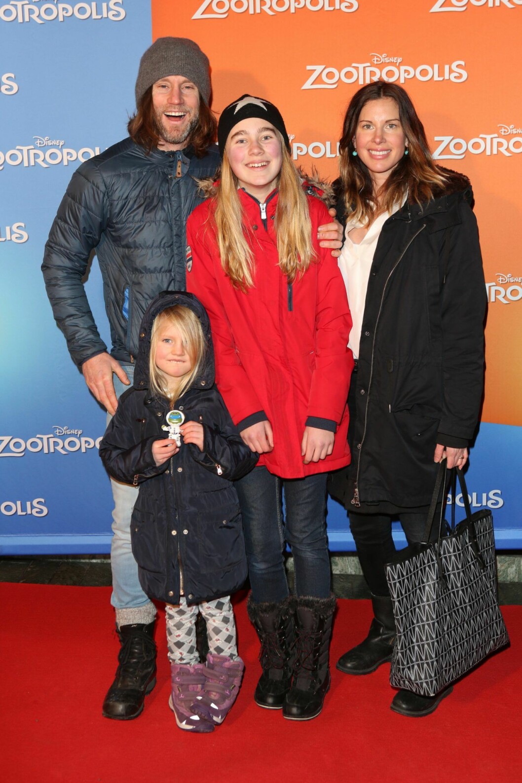 Mollie i röd jacka. Familjen Jihde på premiär 2016. Foto: Charlotte Brunzell/TT Familjen Jihde