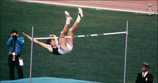 Dick Fosbury hoppar med ryggen före på OS i Mexiko 1968 där han senare vann guld i höjdhopp.