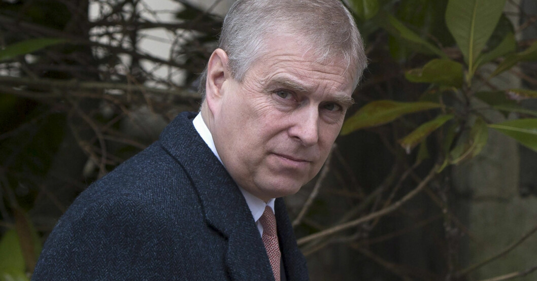 ”Favoritsonen” prins Andrew kommer inte få någon ekonomisk hjälp av drottning Elizabeth. Nu försöker han sälja semesterhuset i Schweiz. Prins Andrew