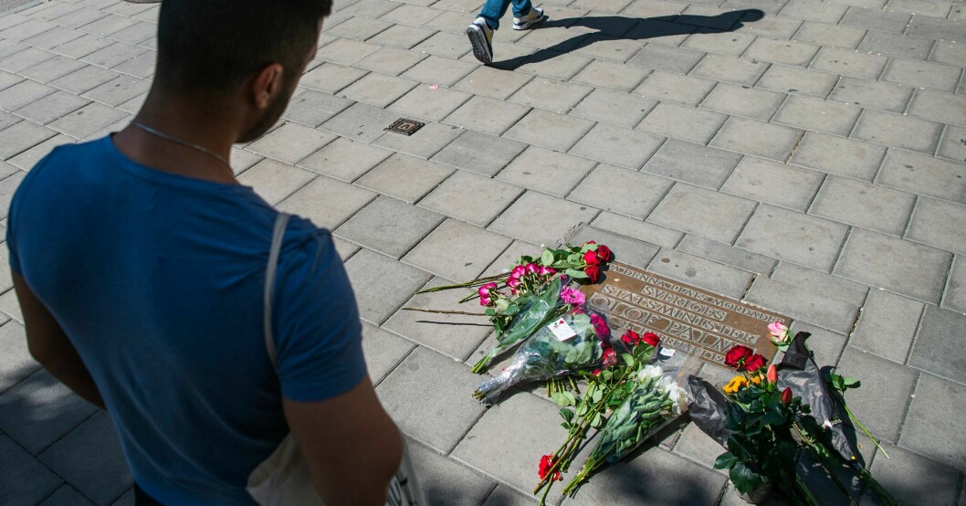 Blommor ligger på platsen där Olof Palme mördades. Olof Palmes minnesplats