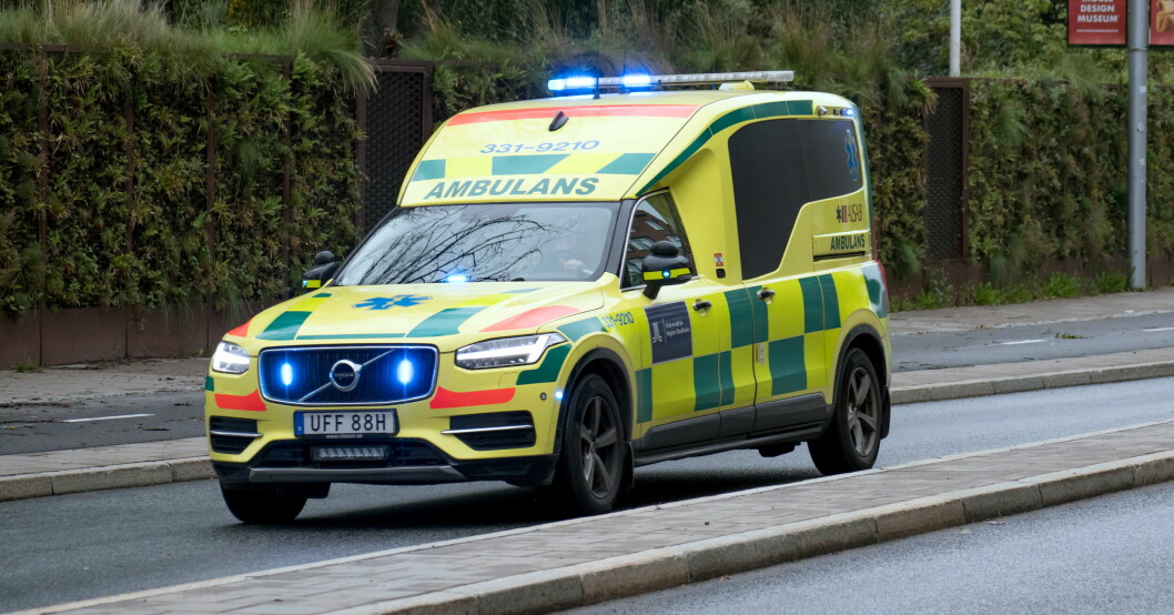 En ambulans som kör på en väg.