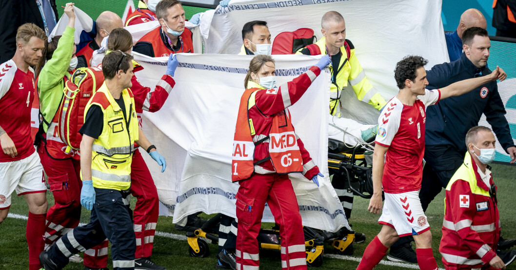 Christian Eriksen drabbades av plötsligt hjärtstopp under Danmarks EM-premiär mot Finland. Christian Eriksen förs av planen