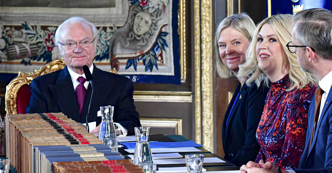 Kung Carl XVI Gustaf och kronprinsessan Victoria tar emot statsminister Magdalena Andersson (S) och Sveriges nya regering för en skifteskonselj på Stockholms slott. Magdalena Andersson