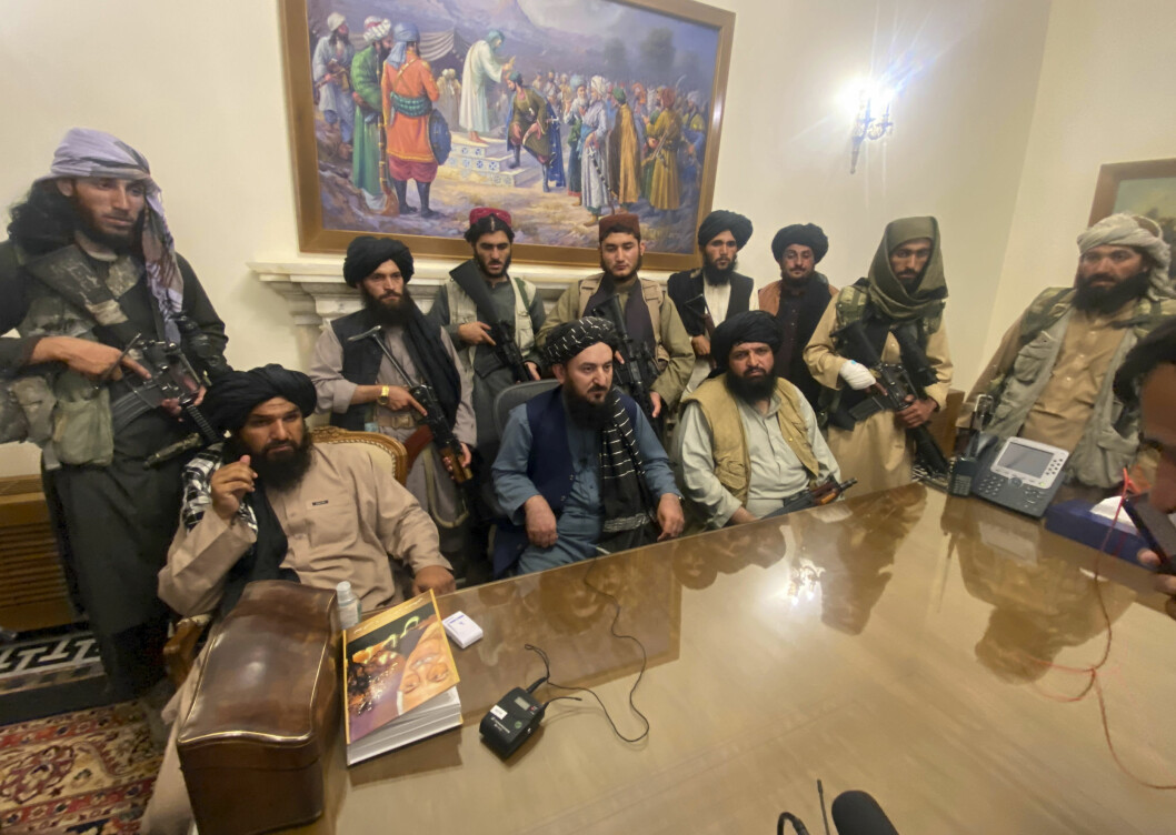 Talibanerna poserar i presidentpalatset i Kabul efter att president Ashraf Ghani flytt landet. Talibanerna intar presidentpalatset i Kabul.
