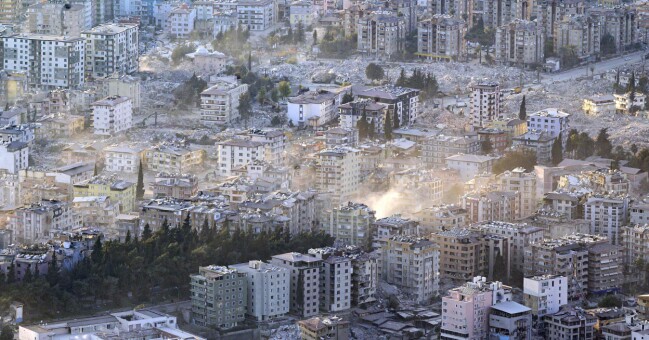 Antakya i södra Turkiet efter de två jordbävningarna. Antakya där flera byggnader ses ha rasat samman och det ryker från någon av dem.