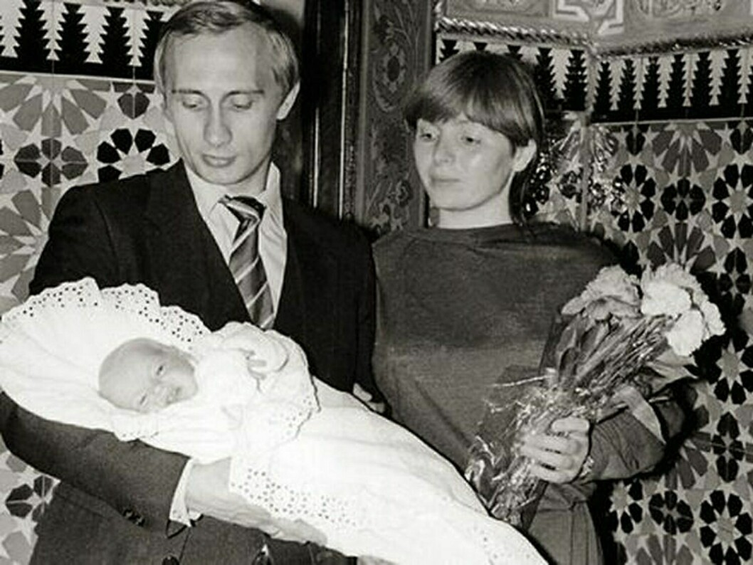 Vladimir Putin talar ogärna om sin familj. Här på bild med ex-frun Ljudmila Putina och en av döttrarna, 1986.