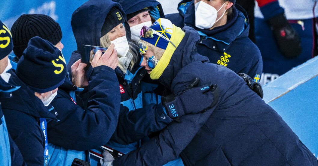 Maja Dahlqvist och Frida Karlsson kramar om varandra under OS 2022. Frida Karlsson och Maja Dahlqvist