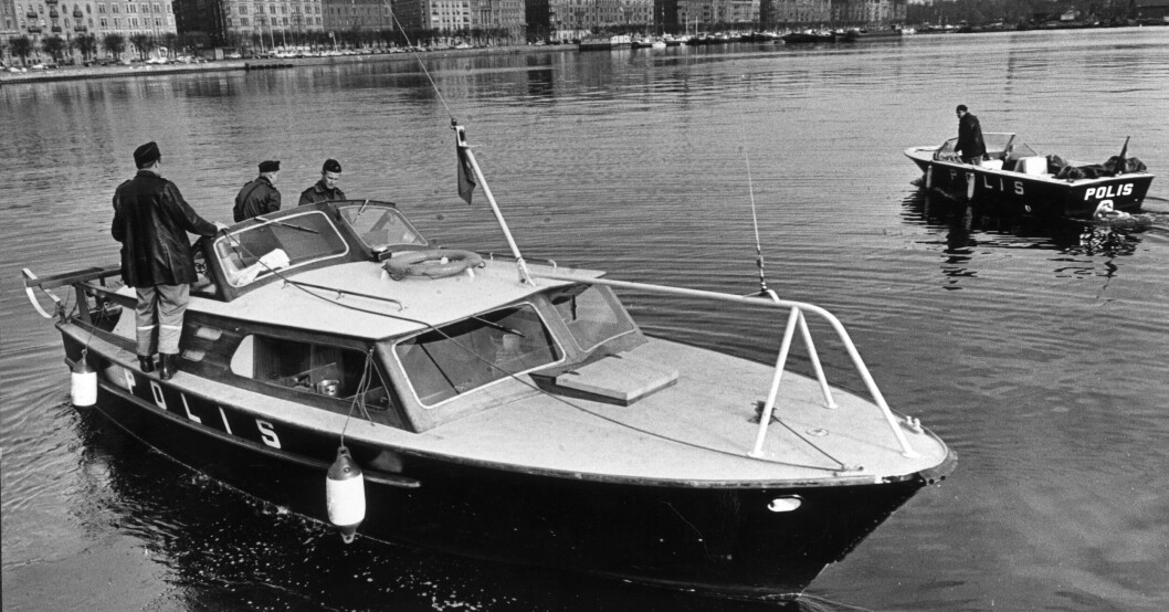 Polisen söker med båtar efter kropparna som dumpats i vattnet. Båtar söker efter kroppar.