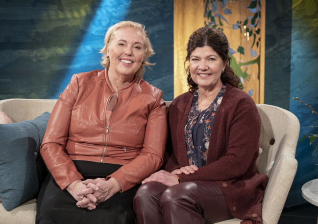 Bild från <span class=" italic" data-lab-italic_desktop="italic">Fråga doktorn</span> 2019. Programledare Suzanne Axell och Karin Granberg, som då var ny läkare i SVT:s<span class=" italic" data-lab-italic_desktop="italic"> Fråga doktorn</span>. Suzanne Axell ledde Fråga doktorn i många år. På bilden syns hon med läkaren Karin i programmet.