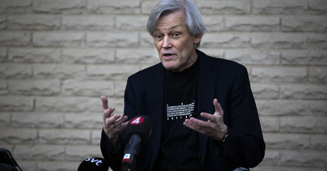 Göran Lambertz håller en hastigt sammankallad pressträff i sin trädgård efter att ha blivit släppt ur häktet. Våldtäktsutredningen mot den förre justitiekanslern läggs ned eftersom brott inte kan styrkas. Göran Lambertz