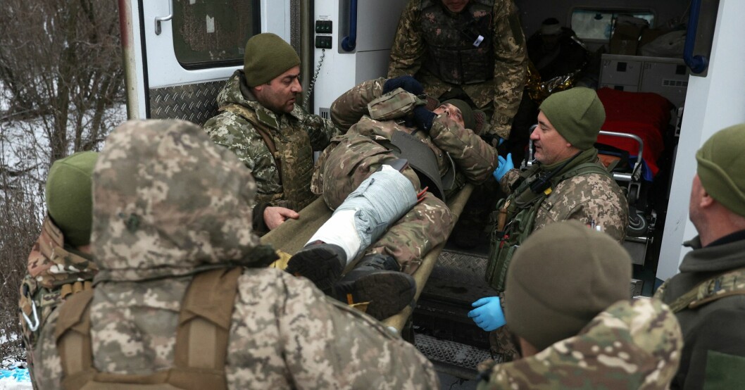 Både ryska och ukrainska soldater har skadats i striderna i Soledar. En skadad militär får vård.