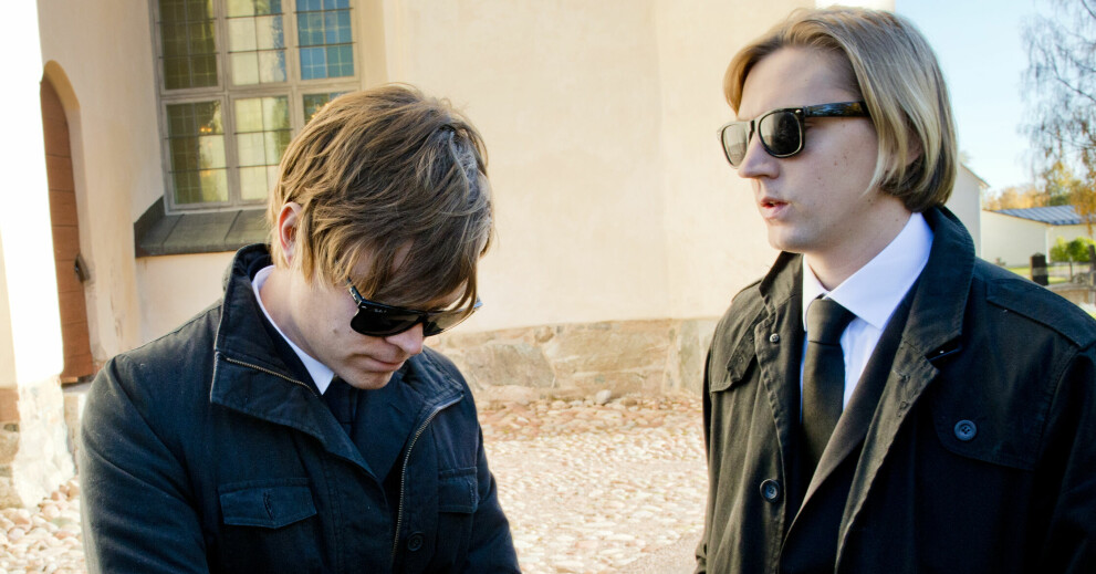 Victor och Carl i djup sorg utanför kyrkan när Kristian begravdes. VICTOR NORÉN, CARL NORÉN