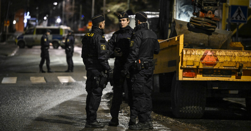 Poliser på brottsplatsen.