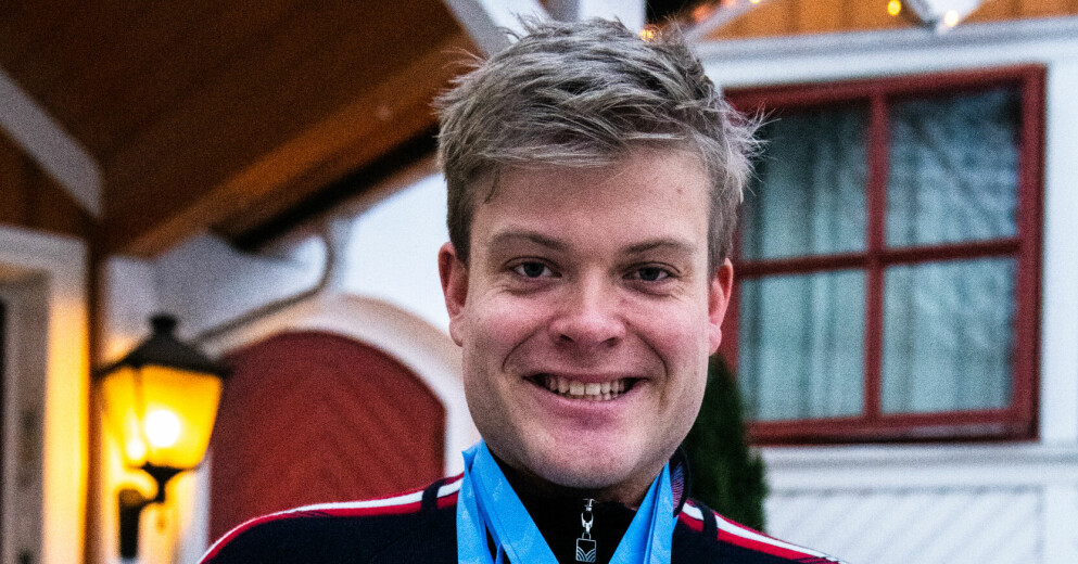 Paraalpinisten Jesper Saltvik Pedersen, 22, fick en tekopp efter världscupsegern i december förra året. Jesper Saltvik Pedersen