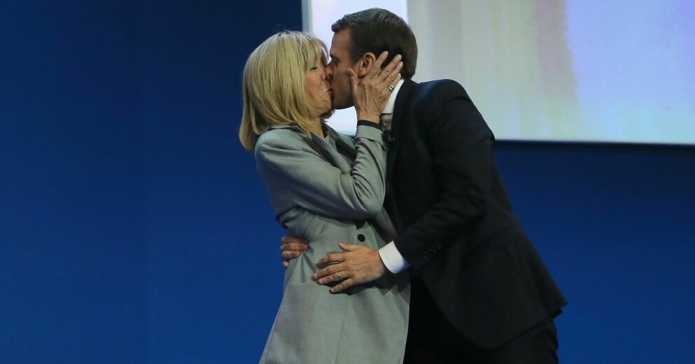 Brigitte Macron och Emmanuel Macron kysser varandra. Brigitte Macron och Emmanuel Macron