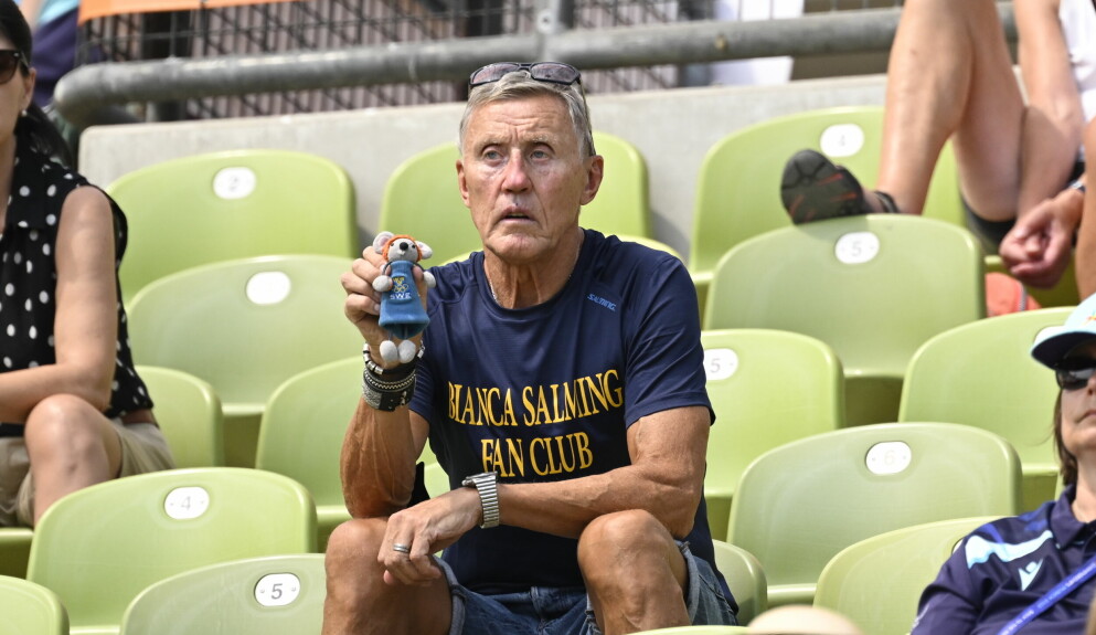 Pappa Börje Salming på plats på friidrotts-EM i München. Ishockeylegendaren Börje Salming har en blå tröja