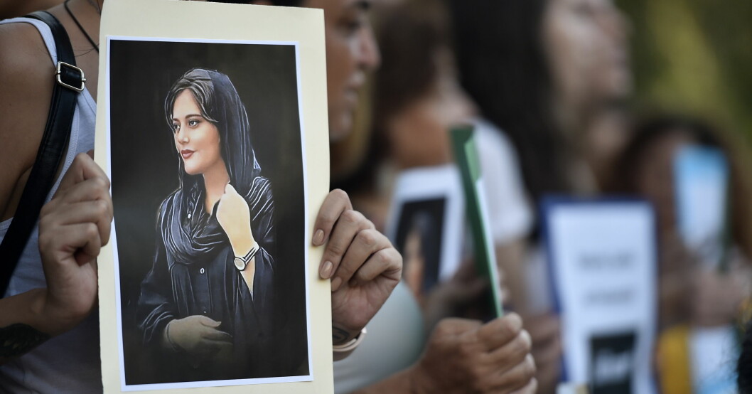 Vid protester i Libanon höll aktivister upp bilder av den avlidna Mahsa Amini. Mahsa Amini.