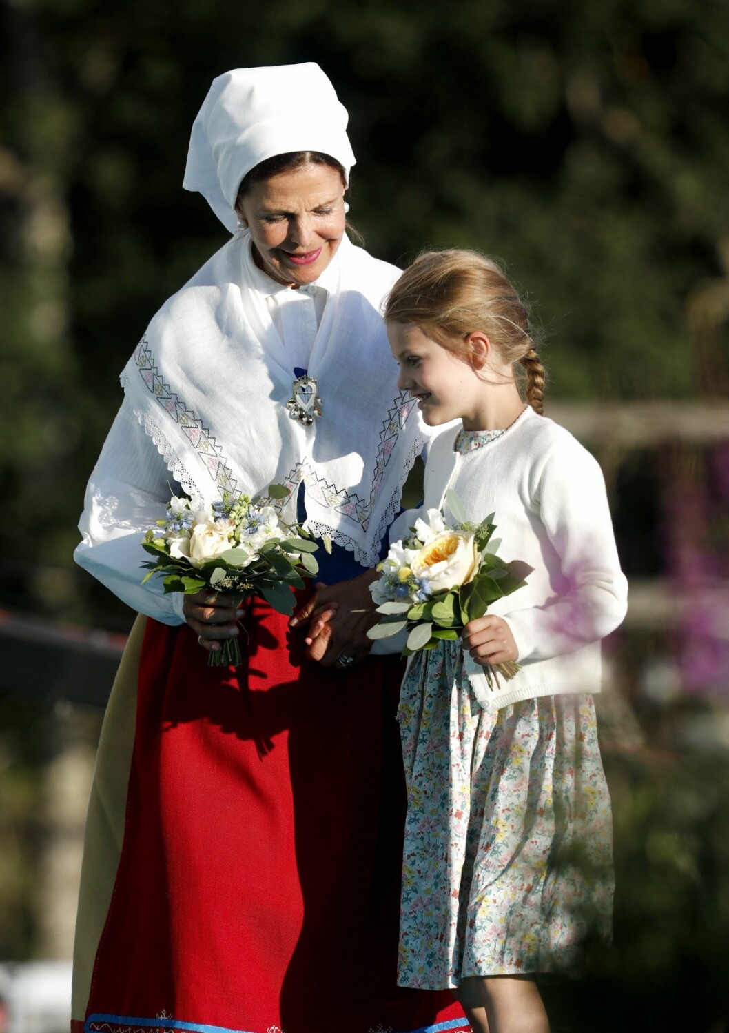 Drottning Silvia tillsammans med prinsessan Estella på Victoriadagen förra året Drottning Silvia Prinsessan Estelle
