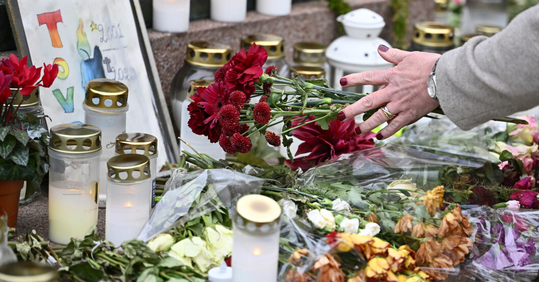 Ljus och blommor på Storgatan i Vetlanda. Många ville ta farväl av Tove.