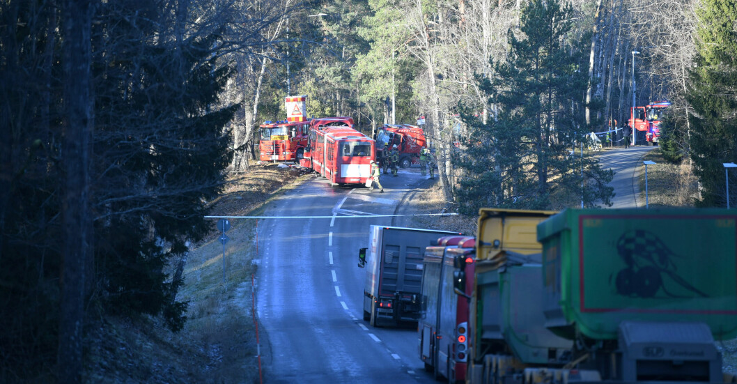 <strong>Det ska vara väldigt halt på olycksplatsen, enligt polisen.</strong> En buss och lastbil frontalkrockade på morgonen. Olyckan orsakade köer.