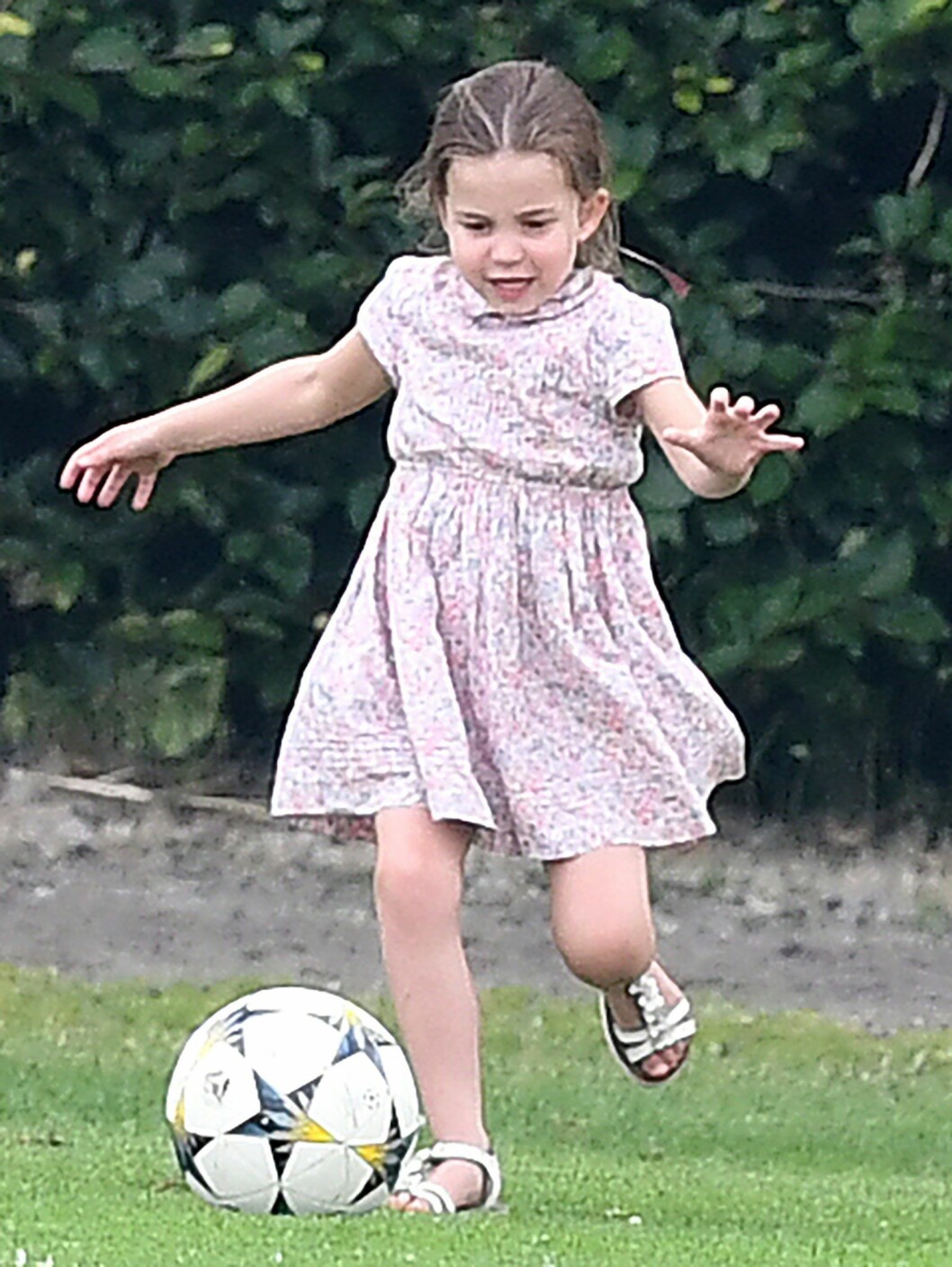 Prinsessan Charlotte passade på att spela fotboll.