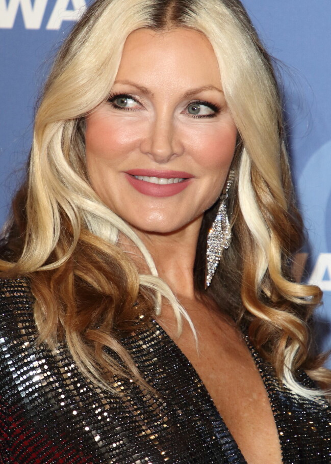 Förhållandet med supermodellen Caprice Bourret höll inte i längden, skriver Adams i sin självbiografi. Caprice Bourret, supermodell.