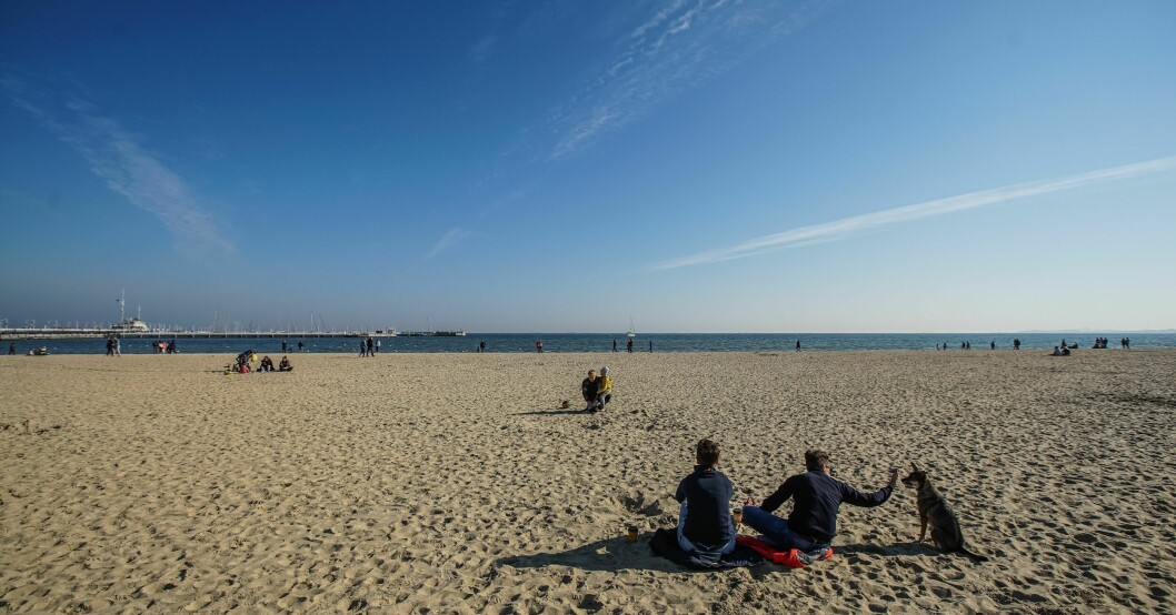 Stranden i polska Sopot. Hit rekommenderas svenska resenärer att åka – det är inte speciellt långt från Sverige heller. Här blickar man ut över Östersjön. Stranden i polska Sopot. Hit rekommenderas svenska resenärer att åka – det är inte speciellt långt från Sverige heller.