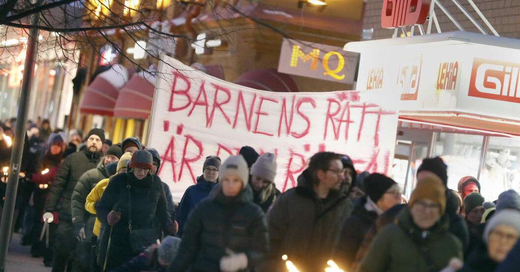 Folk manifesterade för barnens rätt. Folk manifesterade för barnens rätt.