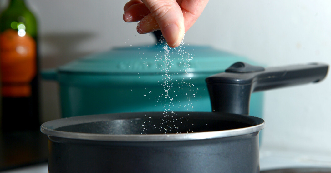 Det tar bara fyra till fem veckor att vänja smaklökarna vid mindre salt. Salt på maten.