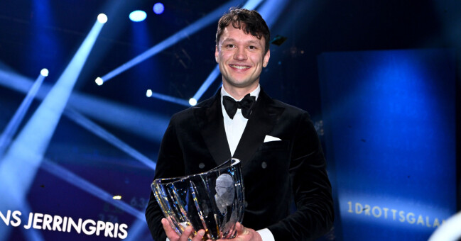 Nils van der Poel vann både Jerringpriset, årets manliga idrottare, årets prestation och årets braddguld på Idrottsgalan 2023. Nils van der Poel med Jerringspriset i händerna.