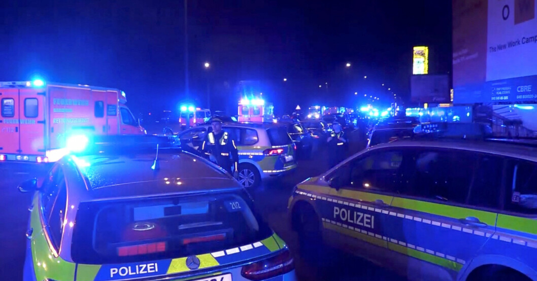 Sju personer uppges ha dött och flera skadats efter en skjutning i Jehovas vittnes lokaler i Alsterdorf på torsdagskvällen. Polisbilar.