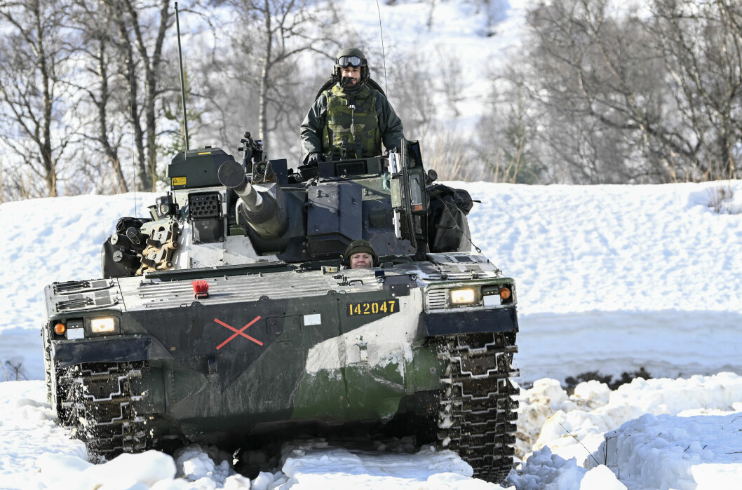 Att tyda på statsministerns leende verkade det kul att åka runt med larvfötter …