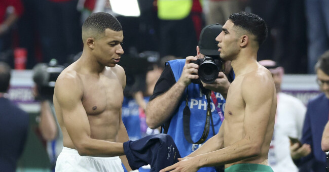 De bytte sedan tröjor och Mbappé firade finalplatsen i Hakimis tröja.