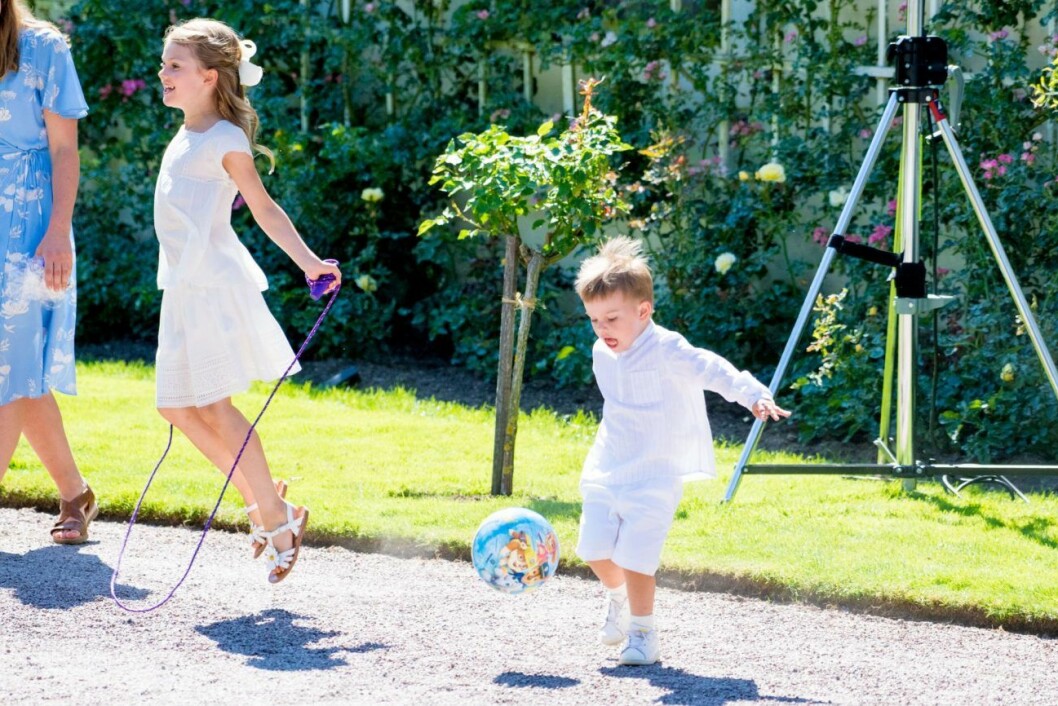 Prinsessan Estelle busar runt med lillebror Oskar på Victoriadagen. Prinsessan Estelle busar runt med lillebror Oskar på Victoriadagen.