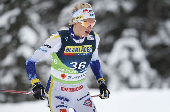 Reumatism är en ärftlig sjukdom och Frida Karlsson känner en viss oro över att drabbas. Frida Karlsson åker skidor.
