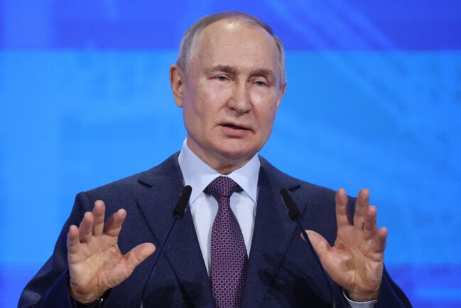Putin ska ha viftat med händerna, något som inte är likt honom.