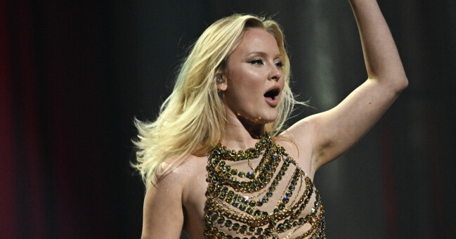 Zara Larsson uppträder under QX-galan på Cirkus i Stockholm 2023.