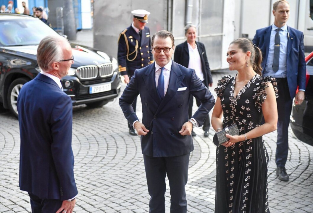 Bilderna på kronprinsessan Victoria och prins Daniel ifrågasätts av svenska folket. Kronprinsessan Victoria och prins Daniel anländer till Kungliga Filharmonikernas säsongsöppning i Konserthuset