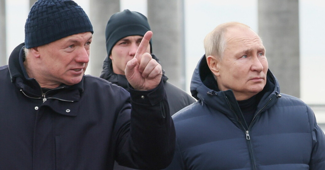 Vladimir Putin hävdade under onsdagen att kärnvapen endast kommer att användas om Ryssland attackeras. Vladimir Putin vid bron på Krimhalvön.