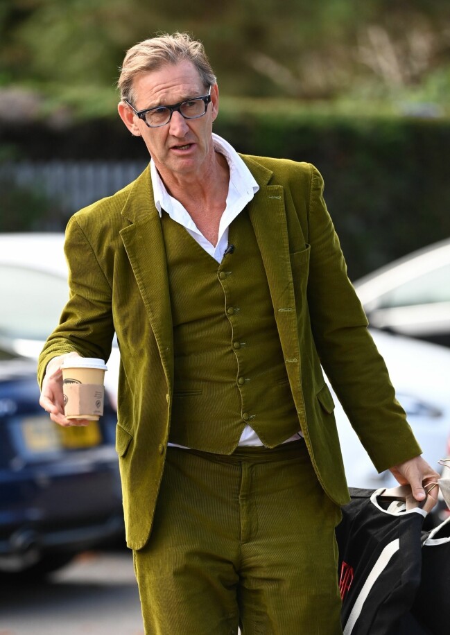 Tony Adams är aktuell i Storbritanniens Let's Dance där han dansar med Katya Jones. Tony Adams är aktuell i Storbritanniens Let's Dance. Klädd i grön kostym på väg till träning.