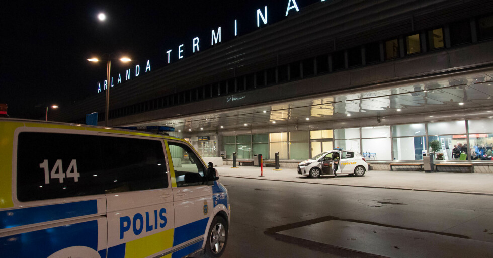 En polisbil strå parkerad utanför Arlanda.