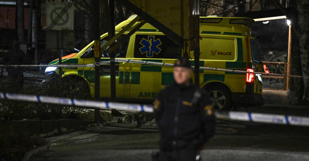 Strax efter 19-tiden på onsdagskvällen påträffade polisen en knivskadad man i ett trapphus i Bagarmossen. Ambulans på plats vid brottsplatsen.