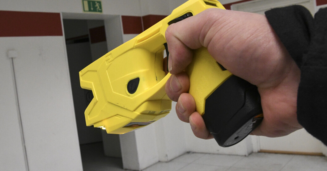 Demonstration av polisens elchockvapen Taser X2, 2017. Demonstration av polisens elchockvapen Taser X2, 2017.