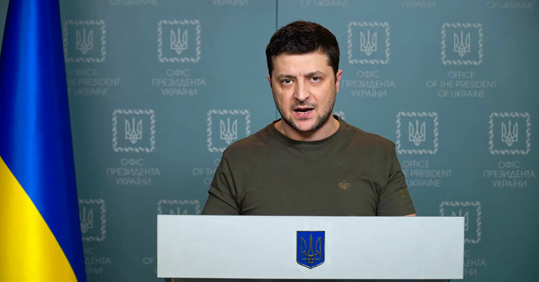 Ukrainas president Volodymyr Zelenskyj, 44, vägrar att lämna landet: ”Jag behöver ammunition, inte skjuts”, sa han efter att USA erbjudit honom eskort ut ur landet. Volodymyr Zelenskyj