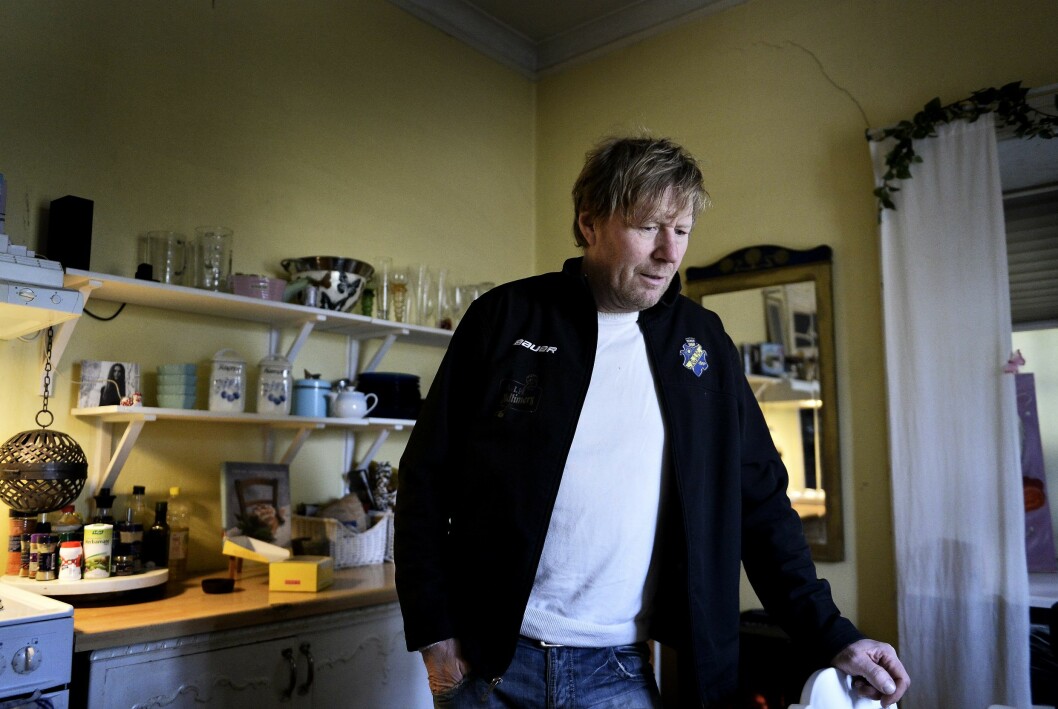 <strong>Trots domen tänker inte hockeyspelaren Leif Runo Carlsson ge sig. Han påstår att någon förfalskat hans underskrift.</strong> Trots domen tänker inte hockeyspelaren Leif Runo Carlsson ge sig. Han påstår att någon förfalskat hans underskrift.